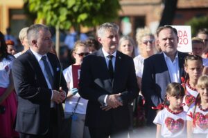 01.07.2020. Skalbmierz. Wizyta marszałek Sejmu Elżbiety Witek. Od lewej: Marek Juszczyk - burmistrz Skalbmierza, Zbigniew Koniusz - wojewoda, poseł Marek Kwitek / Wiktor Taszłow / Radio Kielce