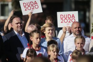 01.07.2020. Skalbmierz. Wizyta marszałek Sejmu Elżbiety Witek. Od lewej: poseł Marek Kwitek, poseł Anna Krupka - wiceminister sportu, poseł Mariusz Gosek / Wiktor Taszłow / Radio Kielce