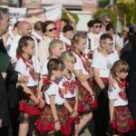 01.07.2020. Skalbmierz. Wizyta marszałek Sejmu Elżbiety Witek. Od lewej: Marek Juszczyk -  burmistrz Skalbmierza, Zbigniew Koniusz - wojewoda, poseł Mariusz Gosek, poseł Agata Wojtyszek, Elżbieta Witek - marszałek Sejmu / Wiktor Taszłow / Radio Kielce