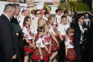 01.07.2020. Skalbmierz. Wizyta marszałek Sejmu Elżbiety Witek. Od lewej: Marek Juszczyk - burmistrz Skalbmierza, Zbigniew Koniusz - wojewoda, poseł Mariusz Gosek, poseł Agata Wojtyszek, Elżbieta Witek - marszałek Sejmu / Wiktor Taszłow / Radio Kielce