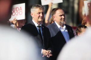 01.07.2020. Skalbmierz. Wizyta marszałek Sejmu Elżbiety Witek. Od lewej: Zbigniew Koniusz - wojewoda, poseł Marek Kwitek / Wiktor Taszłow / Radio Kielce