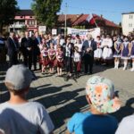 01.07.2020. Skalbmierz. Wizyta marszałek Sejmu Elżbiety Witek. Od lewej: Marek Juszczyk -  burmistrz Skalbmierza, Zbigniew Koniusz - wojewoda, poseł Marek Kwitek, poseł Anna Krupka - wiceminister sportu, poseł Mariusz Gosek, Elżbieta Witek - marszałek Sejmu, poseł Krzysztof Lipiec / Wiktor Taszłow / Radio Kielce