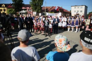 01.07.2020. Skalbmierz. Wizyta marszałek Sejmu Elżbiety Witek. Od lewej: Marek Juszczyk - burmistrz Skalbmierza, Zbigniew Koniusz - wojewoda, poseł Marek Kwitek, poseł Anna Krupka - wiceminister sportu, poseł Mariusz Gosek, Elżbieta Witek - marszałek Sejmu, poseł Krzysztof Lipiec / Wiktor Taszłow / Radio Kielce