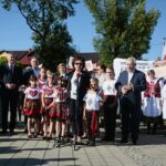 01.07.2020. Skalbmierz. Wizyta marszałek Sejmu Elżbiety Witek. Od lewej: Marek Juszczyk - burmistrz Skalbmierza, Zbigniew Koniusz - wojewoda, poseł Marek Kwitek,  poseł Anna Krupka - wiceminister sportu, Elżbieta Witek - marszałek Sejmu, poseł Agata Wojtyszek, poseł Krzysztof Lipiec / Wiktor Taszłow / Radio Kielce