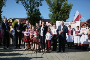 01.07.2020. Skalbmierz. Wizyta marszałek Sejmu Elżbiety Witek. Od lewej: Marek Juszczyk - burmistrz Skalbmierza, Zbigniew Koniusz - wojewoda, poseł Marek Kwitek, poseł Anna Krupka - wiceminister sportu, Elżbieta Witek - marszałek Sejmu, poseł Agata Wojtyszek, poseł Krzysztof Lipiec / Wiktor Taszłow / Radio Kielce