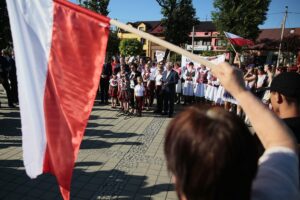 01.07.2020. Skalbmierz. Wizyta marszałek Sejmu Elżbiety Witek. Od lewej: poseł Marek Kwitek, Elżbieta Witek - marszałek Sejmu, poseł Krzysztof Lipiec / Wiktor Taszłow / Radio Kielce