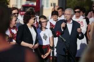 01.07.2020. Skalbmierz. Wizyta marszałek Sejmu Elżbiety Witek. Od lewej: Elżbieta Witek - marszałek Sejmu, poseł Krzysztof Lipiec / Wiktor Taszłow / Radio Kielce