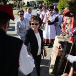 01.07.2020. Skalbmierz. Wizyta marszałek Sejmu Elżbiety Witek. Od lewej: poseł Agata Wojtyszek, Elżbieta Witek - marszałek Sejmu / Wiktor Taszłow / Radio Kielce