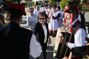 01.07.2020. Skalbmierz. Wizyta marszałek Sejmu Elżbiety Witek. Od lewej: poseł Agata Wojtyszek, Elżbieta Witek - marszałek Sejmu / Wiktor Taszłow / Radio Kielce