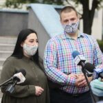 03.07.2020. Kielce. Trojaczki urodzone w WSZ w Kielcach w poniedziałek wychodzą do domu. Na zdjęciu: Paulina i Bartłomiej Oczkowicz - rodzice trojaczków / Wiktor Taszłow / Radio Kielce