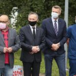03.07.2020. Kielce. Trojaczki urodzone w WSZ w Kielcach w poniedziałek wychodzą do domu. Na zdjęciu (od lewej): Bartosz Stemplewski - dyrektor Wojewódzkiego Szpitala Zespolonego, Zbigniew Koniusz - wojewoda świętokrzyski, Bogdan Wenta – prezydent miasta Kielce, dr n.med. Grzegorz Świercz -ginekolog / Wiktor Taszłow / Radio Kielce
