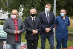 03.07.2020. Kielce. Trojaczki urodzone w WSZ w Kielcach w poniedziałek wychodzą do domu. Na zdjęciu (od lewej): Bartosz Stemplewski - dyrektor Wojewódzkiego Szpitala Zespolonego, Zbigniew Koniusz - wojewoda świętokrzyski, Bogdan Wenta – prezydent miasta Kielce, dr n.med. Grzegorz Świercz -ginekolog / Wiktor Taszłow / Radio Kielce