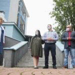 03.07.2020. Kielce. Trojaczki urodzone w WSZ w Kielcach w poniedziałek wychodzą do domu. Na zdjęciu (od lewej): dr Grażyna Pazera - pediatra neonatolog, Paulina i Bartłomiej Oczkowicz - rodzice trojaczków, Bartosz Stemplewski - dyrektor Wojewódzkiego Szpitala Zespolonego, Zbigniew Koniusz - wojewoda świętokrzyski / Wiktor Taszłow / Radio Kielce