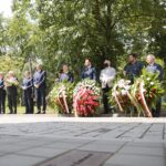 04.07.2020. Kielce. 74. rocznica pogromu kieleckiego. Złożenie kwiatów przy kamienicy na ulicy Planty 7/9. / Wiktor Taszłow / Radio Kielce