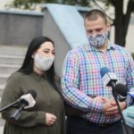 03.07.2020. Kielce. Trojaczki urodzone w WSZ w Kielcach w poniedziałek wychodzą do domu. Na zdjęciu: Paulina i Bartłomiej Oczkowicz - rodzice trojaczków / Wiktor Taszłow / Radio Kielce