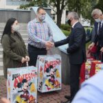 03.07.2020. Kielce. Trojaczki urodzone w WSZ w Kielcach w poniedziałek wychodzą do domu. Na zdjęciu: Paulina i Bartłomiej Oczkowicz - rodzice trojaczków, Zbigniew Koniusz - wojewoda świętokrzyski, Bogdan Wenta – prezydent miasta Kielce / Wiktor Taszłow / Radio Kielce