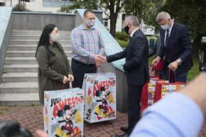 03.07.2020. Kielce. Trojaczki urodzone w WSZ w Kielcach w poniedziałek wychodzą do domu. Na zdjęciu: Paulina i Bartłomiej Oczkowicz - rodzice trojaczków, Zbigniew Koniusz - wojewoda świętokrzyski, Bogdan Wenta – prezydent miasta Kielce / Wiktor Taszłow / Radio Kielce