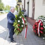 04.07.2020. Kielce. 74. rocznica pogromu kieleckiego. Złożenie kwiatów przy kamienicy na ulicy Planty 7/9. Kwiaty składa poseł Krzysztof Lipiec / Wiktor Taszłow / Radio Kielce