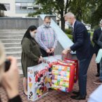 03.07.2020. Kielce. Trojaczki urodzone w WSZ w Kielcach w poniedziałek wychodzą do domu. Na zdjęciu: Paulina i Bartłomiej Oczkowicz - rodzice trojaczków, Bogdan Wenta – prezydent miasta Kielce, Bartosz Stemplewski - dyrektor Wojewódzkiego Szpitala Zespolonego / Wiktor Taszłow / Radio Kielce