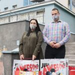 03.07.2020. Kielce. Trojaczki urodzone w WSZ w Kielcach w poniedziałek wychodzą do domu. Na zdjęciu: Paulina i Bartłomiej Oczkowicz - rodzice trojaczków / Wiktor Taszłow / Radio Kielce