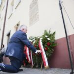 04.07.2020. Kielce. 74. rocznica pogromu kieleckiego. Złożenie kwiatów przy kamienicy na ulicy Planty 7/9. Kwiaty składa poseł Krzysztof Lipiec / Wiktor Taszłow / Radio Kielce