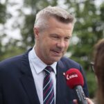 03.07.2020. Kielce. Trojaczki urodzone w WSZ w Kielcach w poniedziałek wychodzą do domu. Na zdjęciu: Bogdan Wenta – prezydent miasta Kielce / Wiktor Taszłow / Radio Kielce