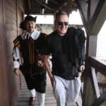 03.07.2020. Chęciny. Odwiedziny milionowego turysty na zamku w Chęcinach. Na zdjęciu (po prawej): Dariusz Gajewski - milionowy turysta / Wiktor Taszłow / Radio Kielce