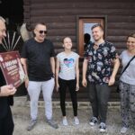 03.07.2020. Chęciny. Odwiedziny milionowego turysty na zamku w Chęcinach. Na zdjęciu (od lewej): Robert Jaworski - burmistrz Chęcin i Dariusz Gajewski - milionowy turysta wraz z rodziną / Wiktor Taszłow / Radio Kielce