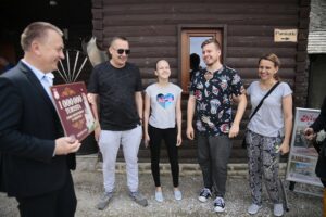 03.07.2020. Chęciny. Odwiedziny milionowego turysty na zamku w Chęcinach. Na zdjęciu (od lewej): Robert Jaworski - burmistrz Chęcin i Dariusz Gajewski - milionowy turysta wraz z rodziną / Wiktor Taszłow / Radio Kielce