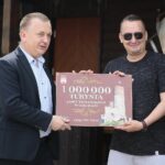 03.07.2020. Chęciny. Odwiedziny milionowego turysty na zamku w Chęcinach. Na zdjęciu (od lewej):  Robert Jaworski - burmistrz Chęcin, Dariusz Gajewski - milionowy turysta / Wiktor Taszłow / Radio Kielce