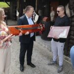 03.07.2020. Chęciny. Odwiedziny milionowego turysty na zamku w Chęcinach. Na zdjęciu (od lewej): Monika Majchrzyk - dyrektor zamku, Robert Jaworski - burmistrz Chęcin, Dariusz Gajewski - milionowy turysta / Wiktor Taszłow / Radio Kielce