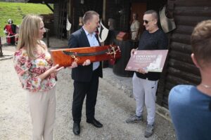 03.07.2020. Chęciny. Odwiedziny milionowego turysty na zamku w Chęcinach. Na zdjęciu (od lewej): Monika Majchrzyk - dyrektor zamku, Robert Jaworski - burmistrz Chęcin, Dariusz Gajewski - milionowy turysta / Wiktor Taszłow / Radio Kielce