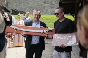 03.07.2020. Chęciny. Odwiedziny milionowego turysty na zamku w Chęcinach. Na zdjęciu (od lewej): Robert Jaworski - burmistrz Chęcin, Dariusz Gajewski - milionowy turysta / Wiktor Taszłow / Radio Kielce