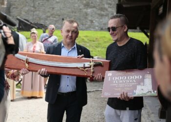 03.07.2020. Chęciny. Odwiedziny milionowego turysty na zamku w Chęcinach. Na zdjęciu (od lewej): Robert Jaworski - burmistrz Chęcin, Dariusz Gajewski - milionowy turysta / Wiktor Taszłow / Radio Kielce