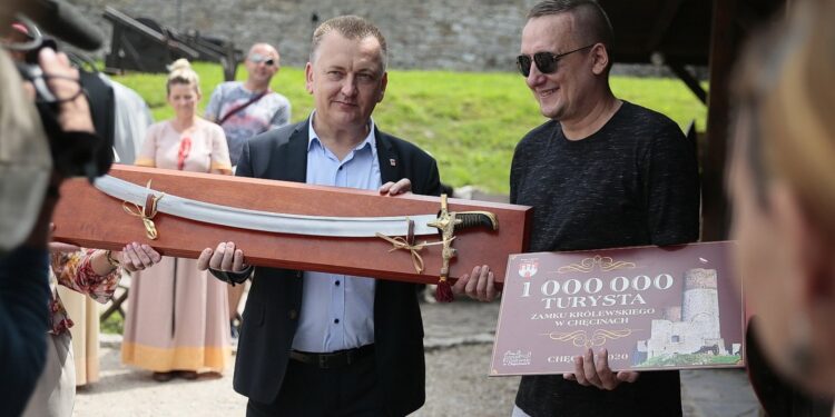 03.07.2020. Chęciny. Odwiedziny milionowego turysty na zamku w Chęcinach. Na zdjęciu (od lewej): Robert Jaworski - burmistrz Chęcin, Dariusz Gajewski - milionowy turysta / Wiktor Taszłow / Radio Kielce