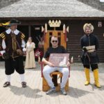 03.07.2020. Chęciny. Odwiedziny milionowego turysty na zamku w Chęcinach. Na zdjęciu (w środku): Dariusz Gajewski - milionowy turysta / Wiktor Taszłow / Radio Kielce