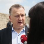 03.07.2020. Chęciny. Odwiedziny milionowego turysty na zamku w Chęcinach. Na zdjęciu: Robert Jaworski - burmistrz Chęcin / Wiktor Taszłow / Radio Kielce