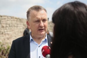 03.07.2020. Chęciny. Odwiedziny milionowego turysty na zamku w Chęcinach. Na zdjęciu: Robert Jaworski - burmistrz Chęcin / Wiktor Taszłow / Radio Kielce