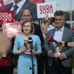 04.07.2020. Daleszyce. Członkowie oraz sympatycy Prawa i Sprawiedliwości zachęcali mieszkańców Daleszyc do głosowania na Andrzeja Dudę w drugiej turze wyborów prezydenckich. Na zdjęciu od lewej: Anna Krupka - wiceminister sportu, Krzysztof Słoń - senator PiS / Wiktor Taszłow / Radio Kielce