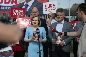 04.07.2020. Daleszyce. Członkowie oraz sympatycy Prawa i Sprawiedliwości zachęcali mieszkańców Daleszyc do głosowania na Andrzeja Dudę w drugiej turze wyborów prezydenckich. Na zdjęciu od lewej: Anna Krupka - wiceminister sportu, Krzysztof Słoń - senator PiS / Wiktor Taszłow / Radio Kielce