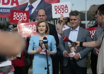 04.07.2020. Daleszyce. Członkowie oraz sympatycy Prawa i Sprawiedliwości zachęcali mieszkańców Daleszyc do głosowania na Andrzeja Dudę w drugiej turze wyborów prezydenckich. Na zdjęciu od lewej: Anna Krupka - wiceminister sportu, Krzysztof Słoń - senator PiS / Wiktor Taszłow / Radio Kielce