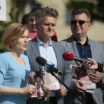 04.07.2020. Daleszyce. Członkowie oraz sympatycy Prawa i Sprawiedliwości zachęcali mieszkańców Daleszyc do głosowania na Andrzeja Dudę w drugiej turze wyborów prezydenckich.  Na zdjęciu od lewej: Anna Krupka - wiceminister sportu, Krzysztof Słoń - senator PiS, Tomasz Pleban - wicestarosta kielecki / Wiktor Taszłow / Radio Kielce