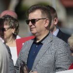 04.07.2020. Daleszyce. Członkowie oraz sympatycy Prawa i Sprawiedliwości zachęcali mieszkańców Daleszyc do głosowania na Andrzeja Dudę w drugiej turze wyborów prezydenckich. Na zdjęciu Tomasz Pleban - wicestarosta kielecki / Wiktor Taszłow / Radio Kielce