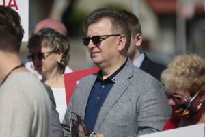 04.07.2020. Daleszyce. Członkowie oraz sympatycy Prawa i Sprawiedliwości zachęcali mieszkańców Daleszyc do głosowania na Andrzeja Dudę w drugiej turze wyborów prezydenckich. Na zdjęciu Tomasz Pleban - wicestarosta kielecki / Wiktor Taszłow / Radio Kielce