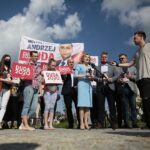 04.07.2020. Daleszyce. Członkowie oraz sympatycy Prawa i Sprawiedliwości zachęcali mieszkańców Daleszyc do głosowania na Andrzeja Dudę w drugiej turze wyborów prezydenckich. Na zdjęciu od prawej: Karol Żak - Radio Kielce, Tomasz Pleban - wicestarosta kielecki, Krzysztof Słoń - senator, Anna Krupka - wiceminister sportu / Wiktor Taszłow / Radio Kielce