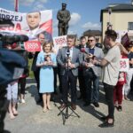 04.07.2020. Daleszyce. Członkowie oraz sympatycy Prawa i Sprawiedliwości zachęcali mieszkańców Daleszyc do głosowania na Andrzeja Dudę w drugiej turze wyborów prezydenckich.  Na zdjęciu od lewej: Anna Krupka - wiceminister sportu, Krzysztof Słoń - senator PiS, Tomasz Pleban - wicestarosta kielecki / Wiktor Taszłow / Radio Kielce