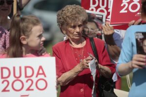 04.07.2020. Daleszyce. Członkowie oraz sympatycy Prawa i Sprawiedliwości zachęcali mieszkańców Daleszyc do głosowania na Andrzeja Dudę w drugiej turze wyborów prezydenckich / Wiktor Taszłow / Radio Kielce