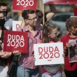 04.07.2020. Daleszyce. Członkowie oraz sympatycy Prawa i Sprawiedliwości zachęcali mieszkańców Daleszyc do głosowania na Andrzeja Dudę w drugiej turze wyborów prezydenckich / Wiktor Taszłow / Radio Kielce