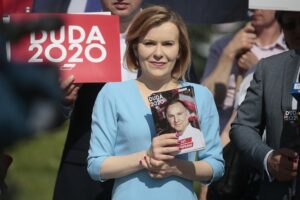 04.07.2020. Daleszyce. Członkowie oraz sympatycy Prawa i Sprawiedliwości zachęcali mieszkańców Daleszyc do głosowania na Andrzeja Dudę w drugiej turze wyborów prezydenckich. Na zdjęciu Anna Krupka - wiceminister sportu / Wiktor Taszłow / Radio Kielce