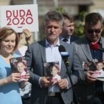 04.07.2020. Daleszyce. Członkowie oraz sympatycy Prawa i Sprawiedliwości zachęcali mieszkańców Daleszyc do głosowania na Andrzeja Dudę w drugiej turze wyborów prezydenckich. Na zdjęciu od lewej: Anna Krupka - wiceminister sportu, Krzysztof Słoń - senator PiS, Tomasz Pleban - wicestarosta kielecki / Wiktor Taszłow / Radio Kielce